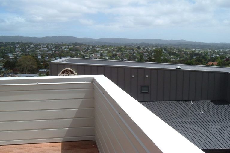 Photo of property in 1 Mataki Way, Glen Eden, Auckland, 0602