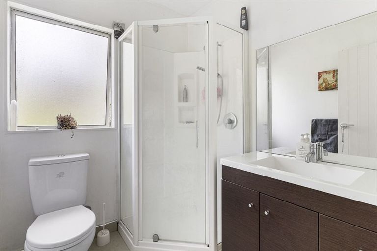 Photo of property in 21a Pavola Grove, Glenfield, Auckland, 0629