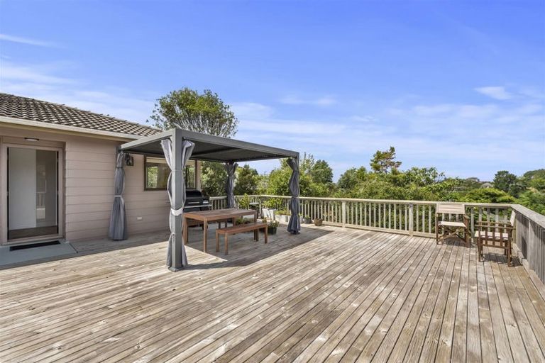 Photo of property in 24 Deverell Place, Northcross, Auckland, 0632