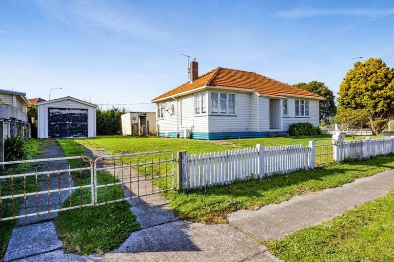 Photo of property in 2 Waihi Road, Hawera, 4610