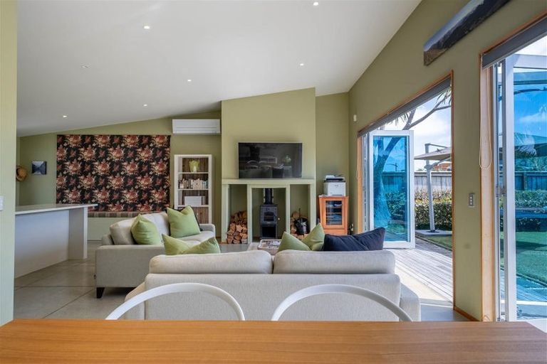 Photo of property in 32 Taumata Road, Omaha, 0986