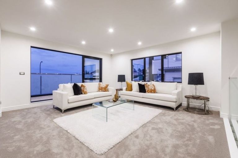 Photo of property in 42 Fernhill Way, Oteha, Auckland, 0632