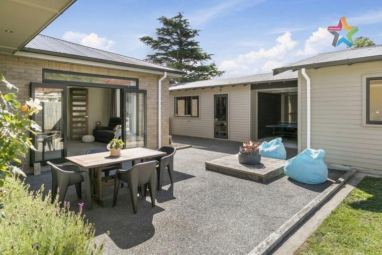 Photo of property in 289 Stokes Valley Road, Stokes Valley, Lower Hutt, 5019