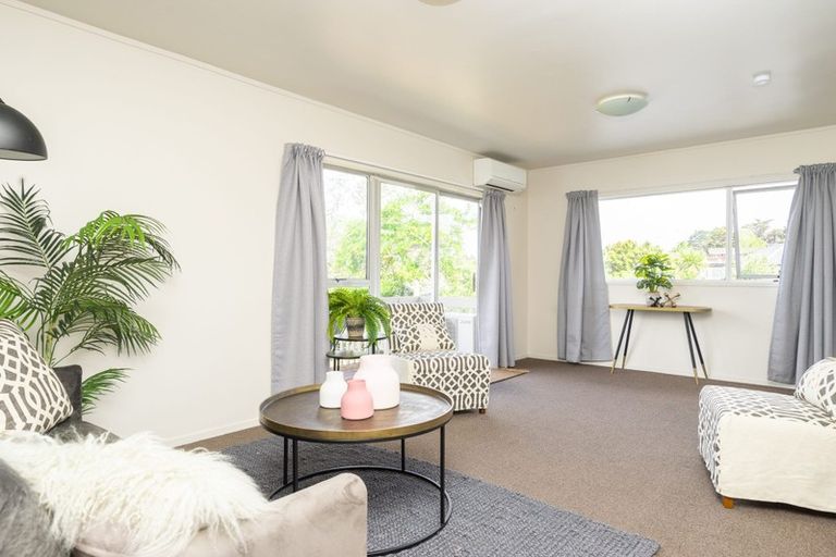 Photo of property in 2/218 East Coast Road, Forrest Hill, Auckland, 0620