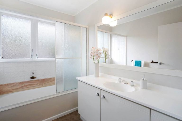 Photo of property in 24 Manhattan Heights, Glendene, Auckland, 0602