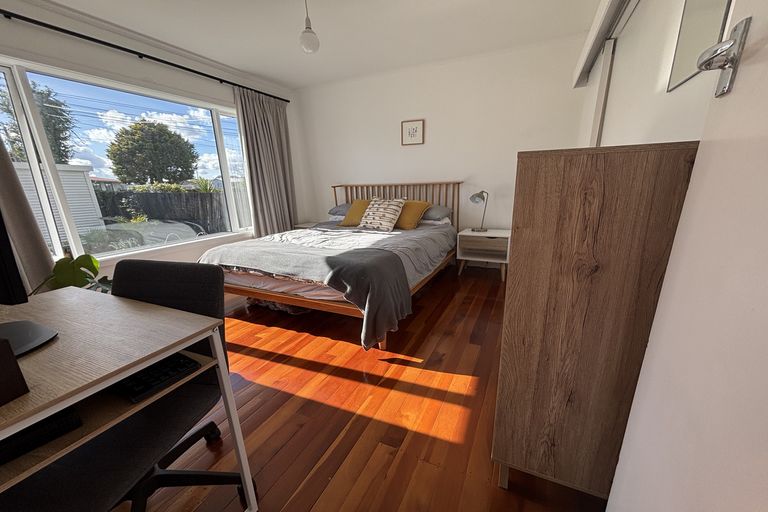 Photo of property in 16 Taikata Road, Te Atatu Peninsula, Auckland, 0610