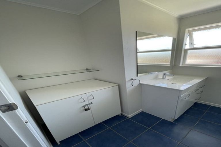 Photo of property in 2 Maybelle Place, Kelston, Auckland, 0602