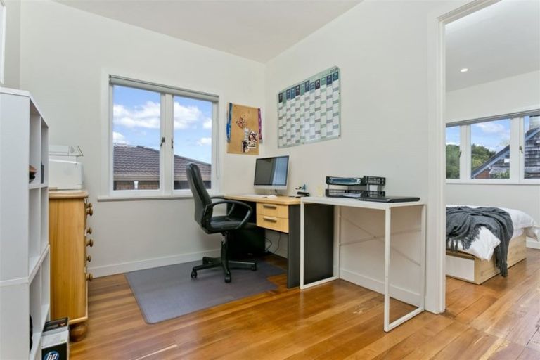 Photo of property in 1/58 Hillcrest Avenue, Hillcrest, Auckland, 0627