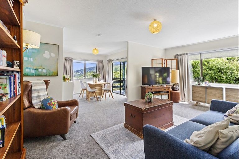 Photo of property in 6 Sasanqua Way, Crofton Downs, Wellington, 6035