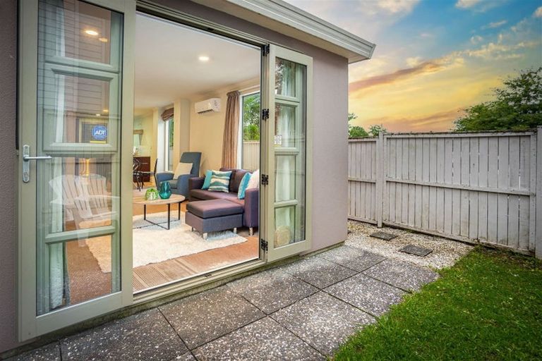 Photo of property in 37 Verdale Circle, Glen Eden, Auckland, 0602
