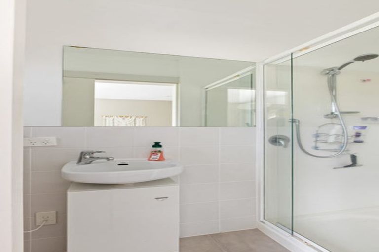 Photo of property in 8/22 Northcross Drive, Oteha, Auckland, 0632