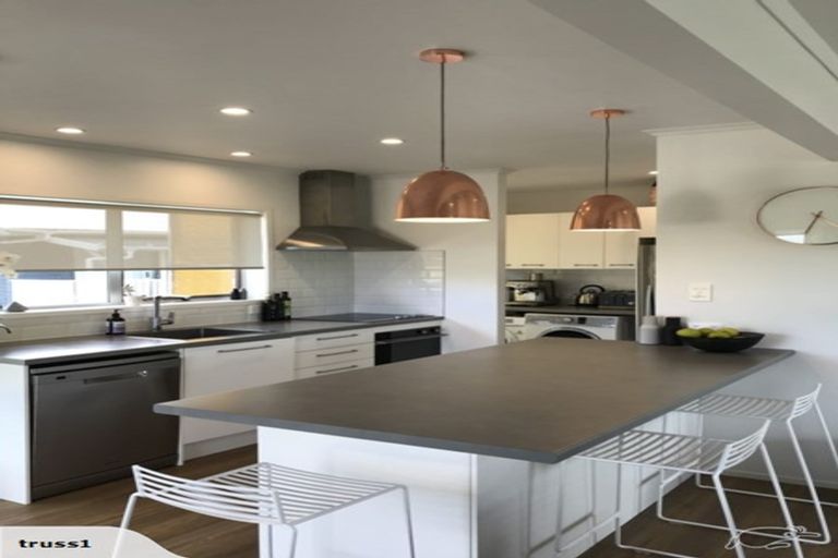 Photo of property in 1/54 Ayton Drive, Totara Vale, Auckland, 0629