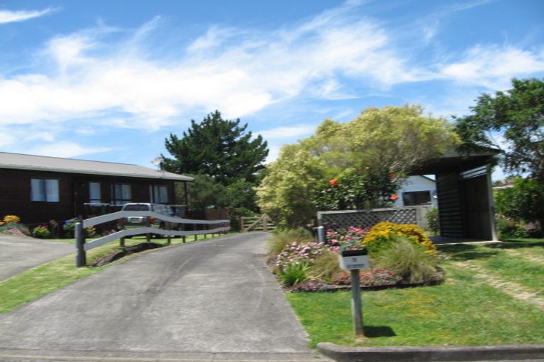 Photo of property in 2/11 Hosking Place, Clarks Beach, 2122