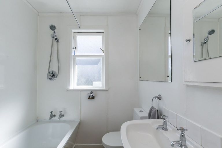 Photo of property in 16 Alexandra Road, Roseneath, Wellington, 6021