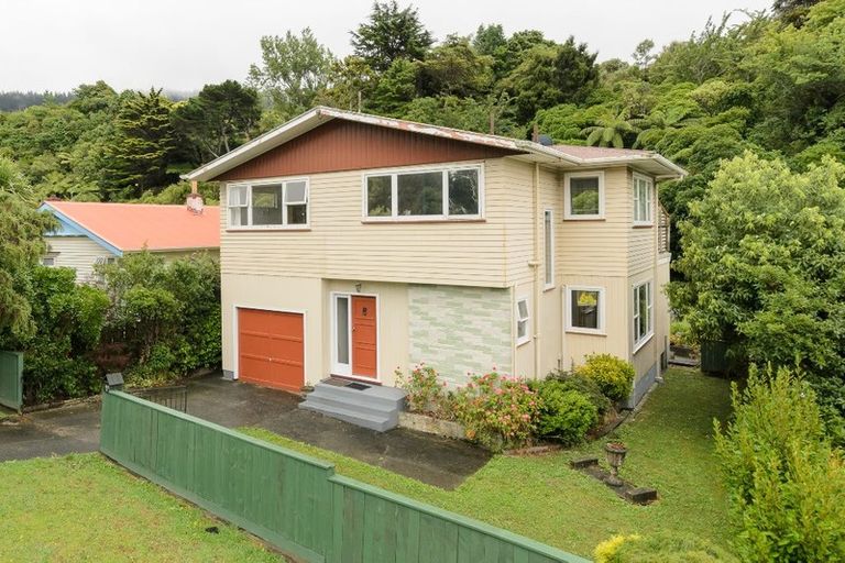 Photo of property in 22 Lincoln Avenue, Tawa, Wellington, 5028