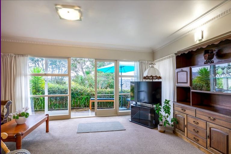 Photo of property in 26 Barron Drive, Green Bay, Auckland, 0604