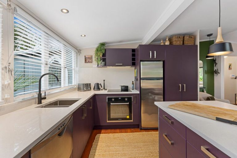 Photo of property in 9 Otitori Bay Road, Titirangi, Auckland, 0604