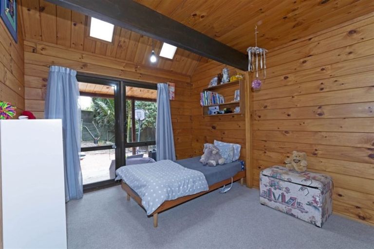 Photo of property in 566 Scenic Drive, Waiatarua, Auckland, 0612