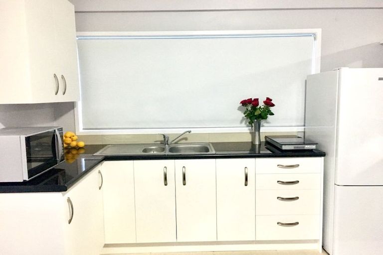 Photo of property in 2/31 Hyde Road, Rothesay Bay, Auckland, 0630