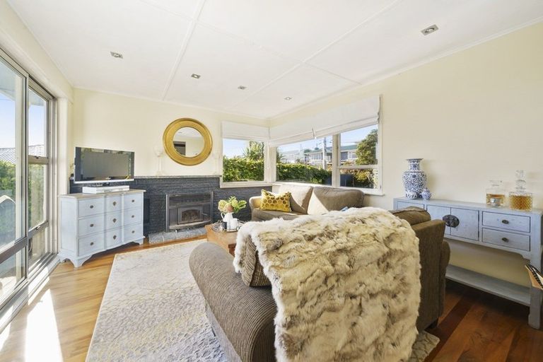 Photo of property in 8 Balmain Street, Newlands, Wellington, 6037