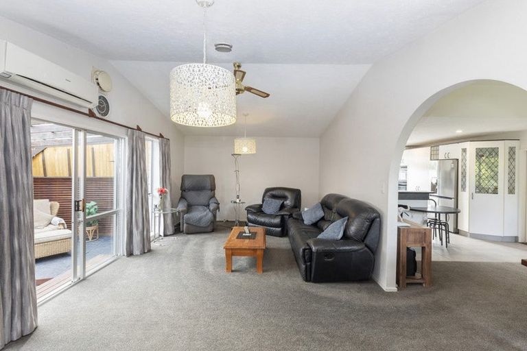 Photo of property in 6 Te One Place, Redwood, Christchurch, 8051