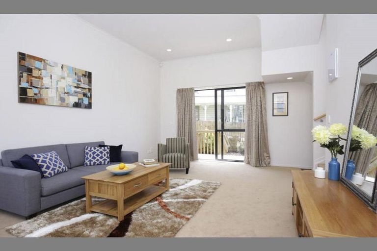 Photo of property in 11/2 Swan Hill Drive, Glen Eden, Auckland, 0602