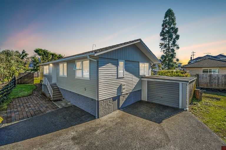 Photo of property in 5 Grimshaw Place, Henderson, Auckland, 0612