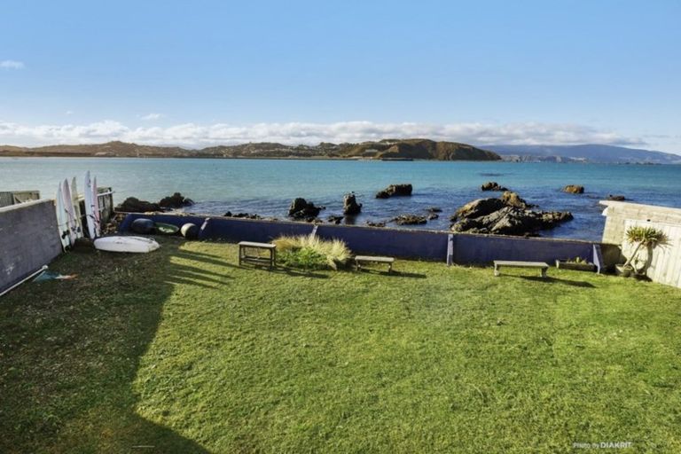 Photo of property in 277 Queens Drive, Lyall Bay, Wellington, 6022