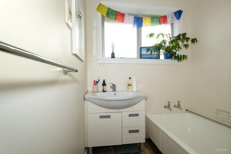 Photo of property in 1 Oxford Street, Waimate, 7924