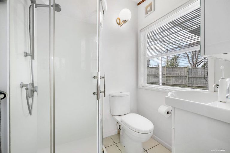 Photo of property in 1/592 East Coast Road, Pinehill, Auckland, 0630