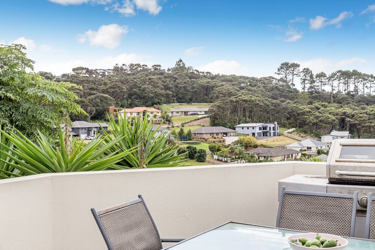 Photo of property in 17 Coralsea Way, Arkles Bay, Whangaparaoa, 0932