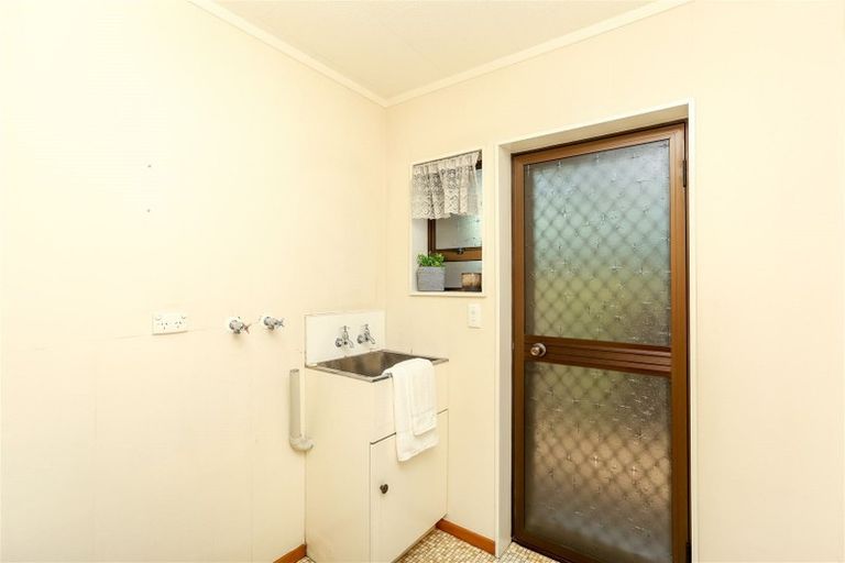 Photo of property in 2/481 Saint Aubyn, Moturoa, New Plymouth, 4310