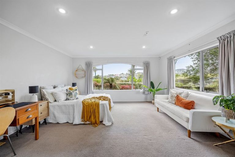 Photo of property in 31 Harrowglen Drive, Northcross, Auckland, 0632