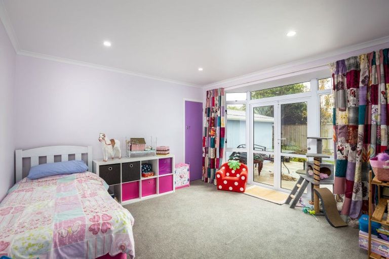 Photo of property in 8 York Crescent, Westown, New Plymouth, 4310