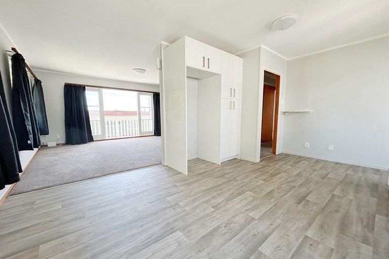 Photo of property in 2/90 Te Atatu Road, Te Atatu South, Auckland, 0610