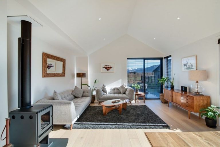 Photo of property in 10 Fife Court, Jacks Point, Queenstown, 9371