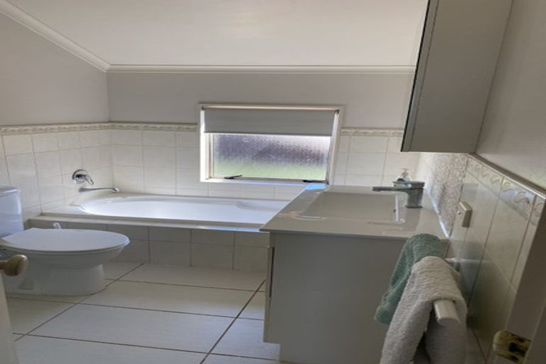 Photo of property in 31 Waiwherowhero Drive, St Andrews, Hamilton, 3200