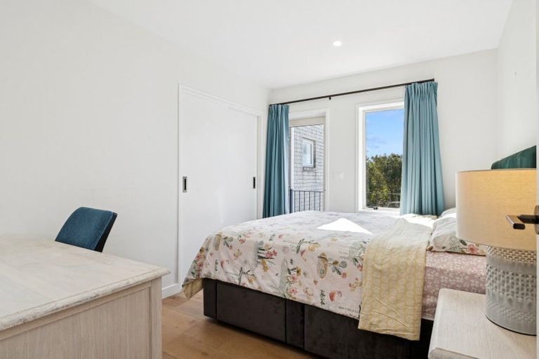 Photo of property in 16 Almond Grove, Greenhithe, Auckland, 0632