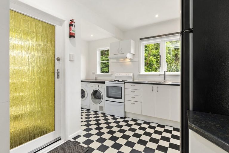 Photo of property in 64 Newlands Road, Newlands, Wellington, 6037