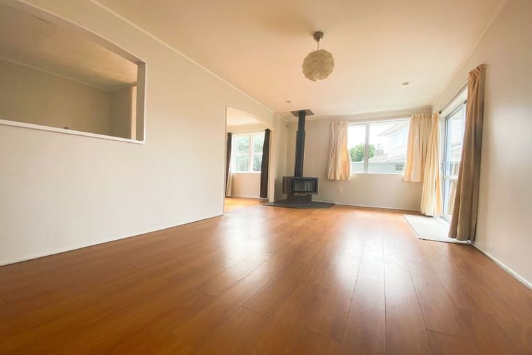 Photo of property in 13 Helga Crescent, Te Atatu Peninsula, Auckland, 0610