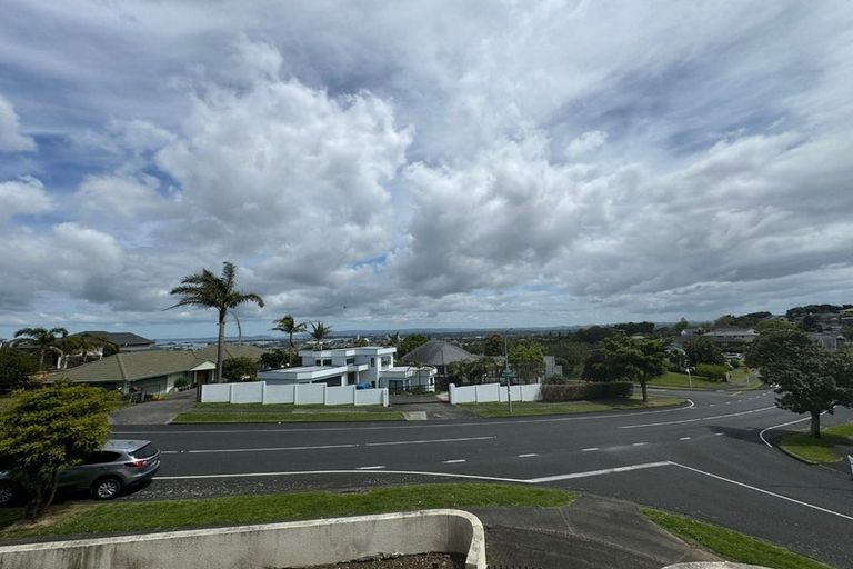 Photo of property in 1 Capistrano Mews, Goodwood Heights, Auckland, 2105