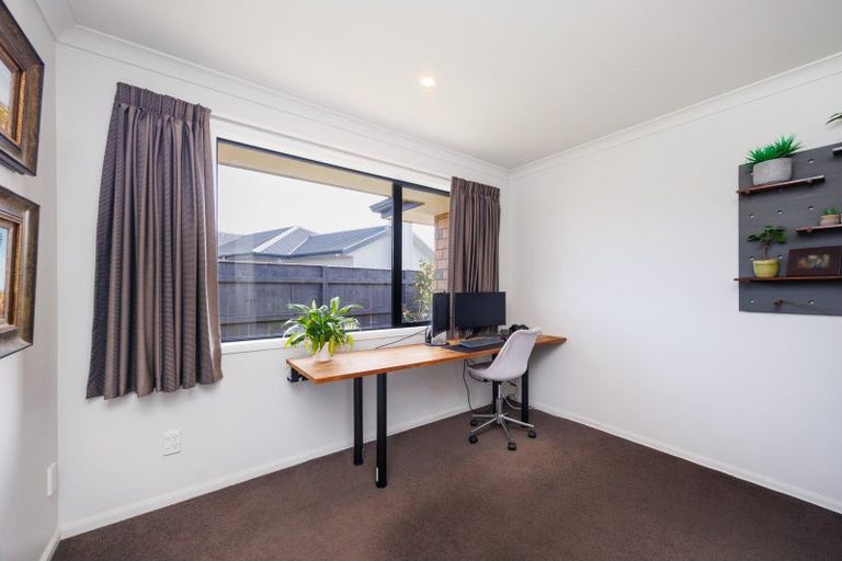Photo of property in 35 Chestnut Close, Kelvin Grove, Palmerston North, 4414