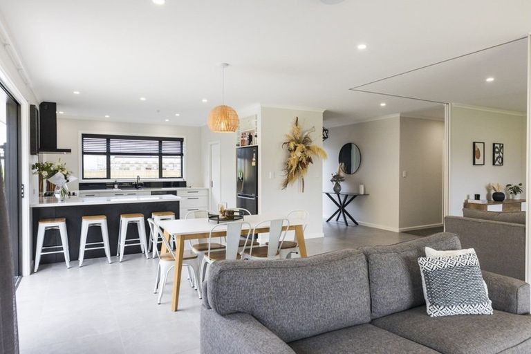 Photo of property in 49 Vaucluse Heights, Fitzherbert, Palmerston North, 4410