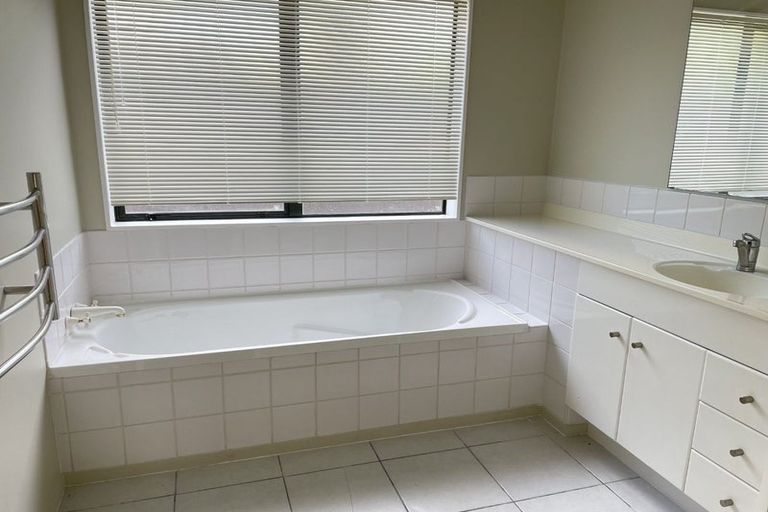 Photo of property in 20 Jade Court, Rosedale, Auckland, 0632