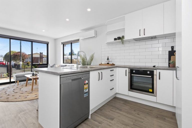 Photo of property in 2/16 Betley Crescent, Fairview Downs, Hamilton, 3214