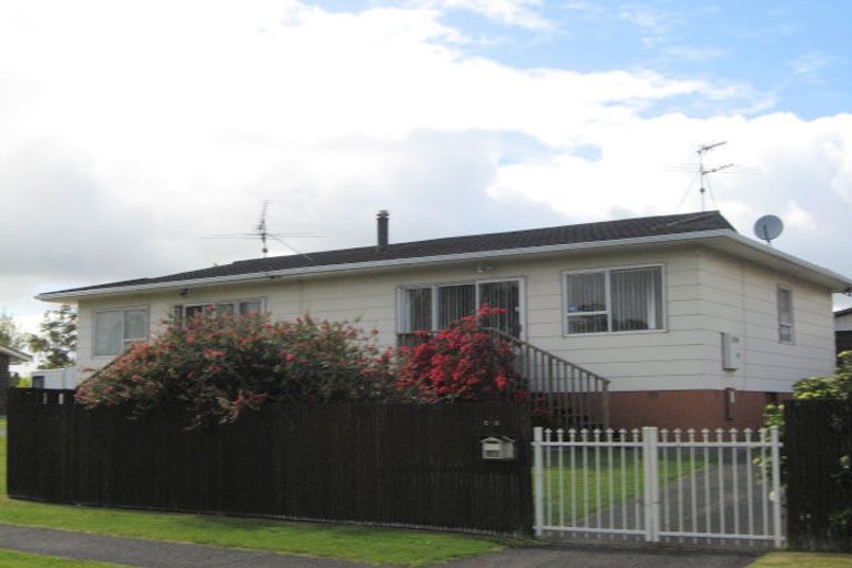 Photo of property in 1/8 Challen Close, Conifer Grove, Takanini, 2112