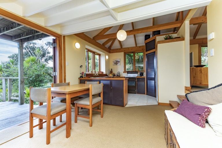 Photo of property in 7 Piha Road, Piha, 0772