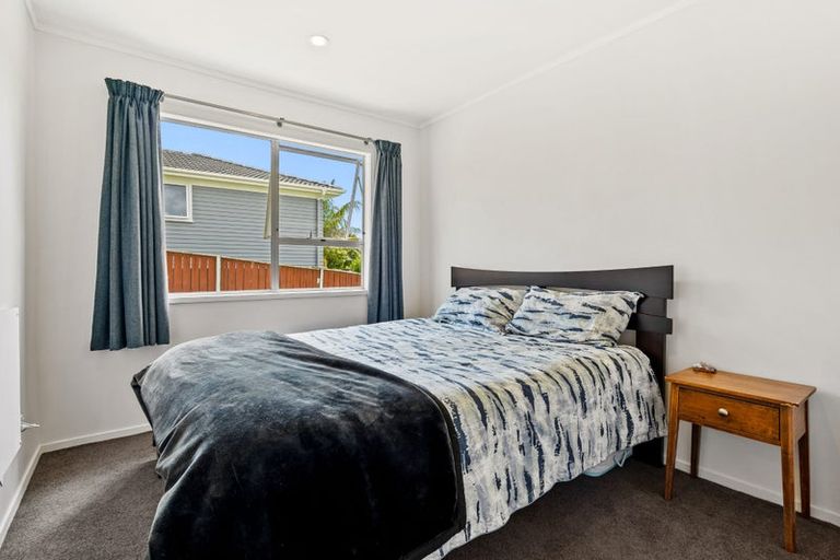 Photo of property in 16 Arlette Place, Massey, Auckland, 0614