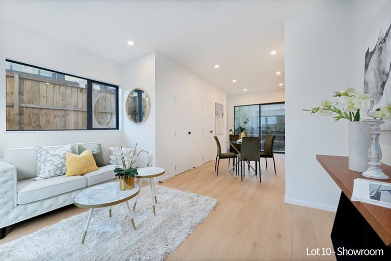 Photo of property in 62d Triangle Road, Massey, Auckland, 0614