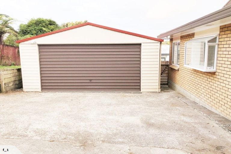 Photo of property in 11 Kearney Place, Massey, Auckland, 0614